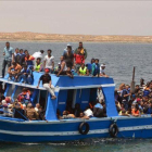 Migrantes rescatados por la Armada tunecina.
