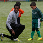 El árbitro de fútbol leonés siempre se ha caracterizado por su ayuda a los niños que comienzan. DL