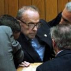 El presidente de la Xunta, Manuel Fraga, es asistido por varios diputados tras sufrir un desmayo