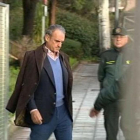 Mario Conde se dirige a la Audiencia Nacional, custodiado por la Guardia Civil.