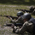 Voluntarios del Batallón Revancha entrenan en las afueras de Kiev. ORLANDO BARRÍA