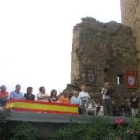 Un momento del recital poético musical en el patio de armas del castillo de los Bazán