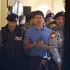 El reportero de la agencia de notícias británica Reuters escoltado por la policía birmana.