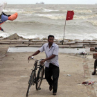 Una bandera roja alerta del peligro por la llegada del ciclón en la Bahía de Bengala.