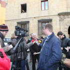 Los sindicatos atienden a los medios en la calle por la prohibición de usar la sala de prensa.