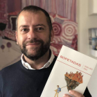 Pedro López Pérez con su libro ‘Bofetadas’. DL