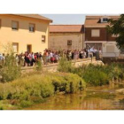 Los vecinos de Santa María del Río se manifestaron para reivindicar la limpieza del cauce del canal