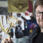 El animador granadino Rodrigo Blaas, con el Premio Emmy que le han concedido como mejor director, por la serie de Netflix 'Trollhunters'.