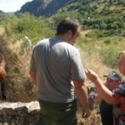 Una yegua que cayó al canal de Iberdrola fue rescatada hoy, con la indignación vecinal