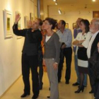 Pablo Saez explicando ayer tarde una de sus obras a la concejala Francine Rodríguez.