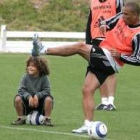 Ronaldo entrenó ayer en Las Rozas observado por su hijo