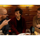 Nacho Álvarez (Podemos), a la izquierda, conversa con Ignacio Urquizu (PSOE), a la derecha, en presencia del Profesor de Filosofía del Derecho Borja Barragué (en el centro).