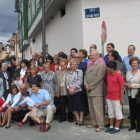 La imagen muestra al grupo familiar en la calle Castaño Posse, donde se descubrió la placa.