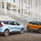 El nuevo Renault Scénic y Grand Scénic (azul) tienen diseños distintos en la zaga.