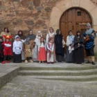 Los alumnos del Toral de Merayo durante una representación medieval
