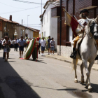 Subido a su caballo, el apóstol Santiago recorrerá calles y plazas de Villadangos mañana después de la misa prevista a las 13.15.