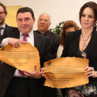 Momento en el que Silvia Clemente recibe el nombramiento de manos de Enrique Busto. D. DE MIGUEL/ICAL