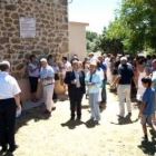 Los vecinos junto a la placa colocada en la iglesia.