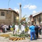 El monumento que se instala en la plaza también está rodeado de las típicas alfombras