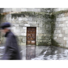 Imagen de la puerta por la que trataron de entrar.