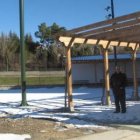 El alcalde de Villamanín ayer en las instalaciones del nuevo parque de la localidad.