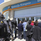 Chipriotas aguardan la apertura de una sucursal del Banco de Chipre, en Nicosia.