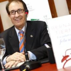 El psicólogo Bernabé Tierno presentó ayer «Los pilares de la felicidad» en El Corte Inglés de León