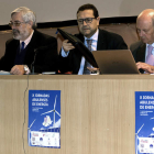 Pedro Más, Antonio González y Pedro Iglesia, ayer, en las Jornadas Abulenses de Energía. R. SANCHIDRIÁN