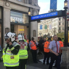 Bomberos frente a la estación de metro de Oxford Circus, en otro incidente el pasado 11 de agosto.
