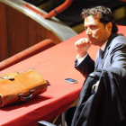 El capitán del crucero Costa Concordia, Francesco Schettino, toma asiento en la primera audiencia del juicio que se celebra en su contra, en Grosseto (Italia), hoy, miércoles 17 de julio de 2013. El abogado de Schettino, quien está acusado de ser el princ