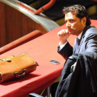 El capitán del crucero Costa Concordia, Francesco Schettino, toma asiento en la primera audiencia del juicio que se celebra en su contra, en Grosseto (Italia), hoy, miércoles 17 de julio de 2013. El abogado de Schettino, quien está acusado de ser el princ