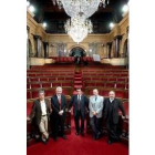 Los cinco candidatos a la Generalitat posan juntos en el Parlament