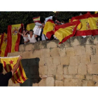 Vecinos de Sant Cugat del Vallés se enfrentan con banderas españolas y catalanas tras una marcha de los independentistas. EFE