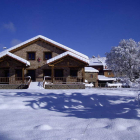 Casa Lara bajo una intensa nevada y comedor de este alojamiento rural de San Martín de Valdetuéjar.