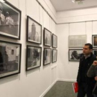 María Díaz explicó a Cortés algunas de las imágenes que componen la exposición.
