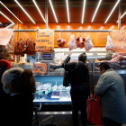 Consumidores compran el día 24 en un mercado para hacer la cena de Nochebuena. JOSÉ MÉNDEZ