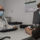 Un médico de Familia atiende a una paciente en su consulta del ambulatorio de José Aguado. FERNANDO OTERO