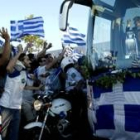 Más de trescientos mil aficionados griegos recibieron a su selección a su llegada a Atenas