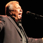 El cantante catalán Moncho, conocido como ‘el rey del bolero’, durante un concierto