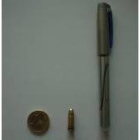 En el centro de la foto, imagen de una bala del calibre 6,35