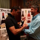 David Fandila «El Fandi» , junto a Marco Antonio Herrero en el momento de la entrega del vino