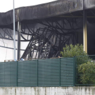 Las llamas calcinaron el área de almacenaje y la estructura que cubría los residuos