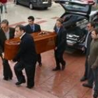Familiares y amigos, entre ellos Emilio Villanueva, asistieron al funeral