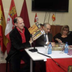 Valentín Carrera, Jesús Celemín, Isabel Carrasco y el presidente de la Casa de León en Sevilla, José