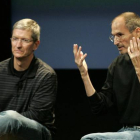 Tim Cook (izquerda), junto a un ya enfermo Steve Jobs, durante una rueda de prensa, en julio del 2010 en la sede de Apple en Cupertino.