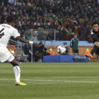 Oezil, en el momento de disparar a puerta y lograr el gol.