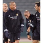 Cambiasso, Roberto Carlos, Ronaldo y Raúl charlan en un entrenamiento