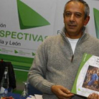 José Manuel del Barrio posa con el libro «La población de Castilla y León en los inicios del s