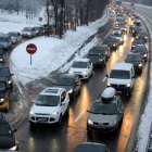Miles de vehículos han quedado atrapados en los Alpes franceses por la nieve y el hielo.