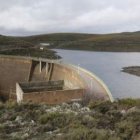Una imagen del pantano de Villagatón, tomada el pasado enero, con agua embalsada.